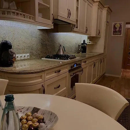 Best Location In - Luxury - King Bed - Balcony Apartment